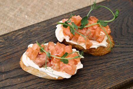 Брускетты с семгой 