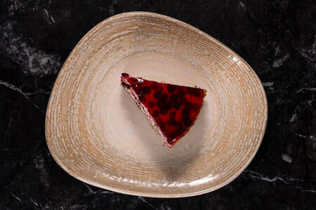 Пирожное маковое с брусникой