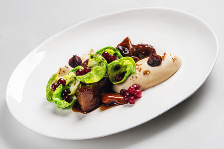 Язычки ягненка с брюссельской капустой, сельдереем и моченой брусникой