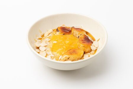 Овсяная каша с карамельным бананом и соусом из апельсинов и маракуйи