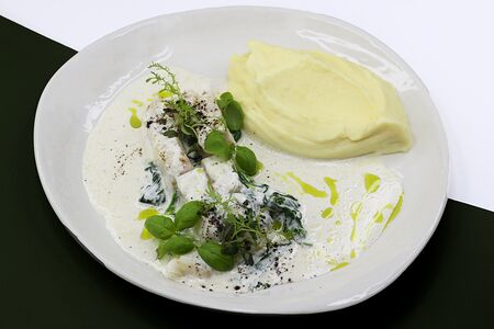 Треска с картофельным муссом в сливочном соусе