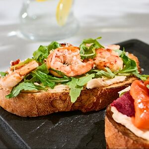 Брускетта с креветками 