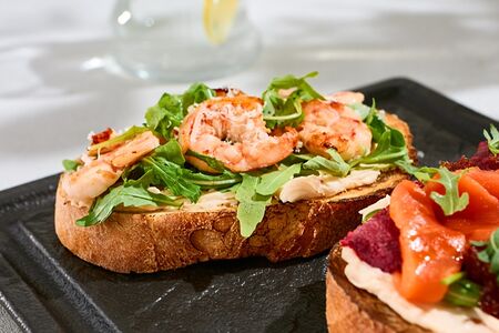 Брускетта с креветками 