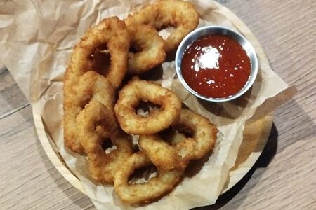 Луковые кольца с соусом