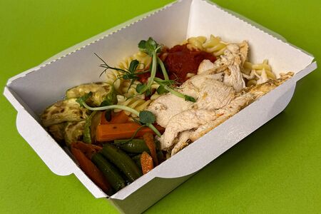 Паста с печеными овощами и курицей в томатном соусе