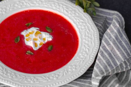 Клубничное гаспачо со страчателлой