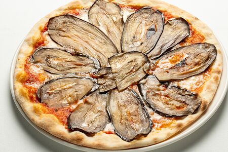 Пицца с баклажаном и горгонзолой 