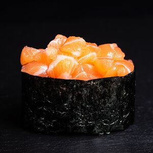 Острый гункан с лососем