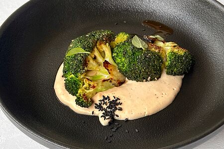 Стейк из брокколи с кунжутом, сырным соусом