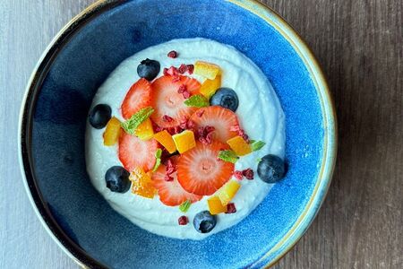 Фермерский творог со свежими ягодами и цукатами