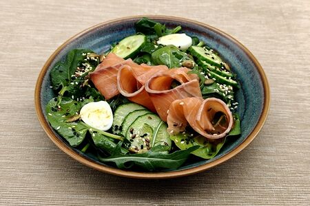 Зеленый салат с семгой