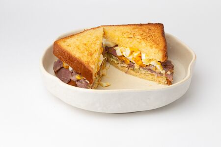 Сэндвич с пастрами, овощами, яйцом и соусом гриль