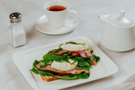 Хрустящий тостовый хлеб с беконом и яйцом Пашот