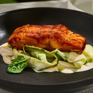 Стейк из лосося с лингвини в сливочном соусе 