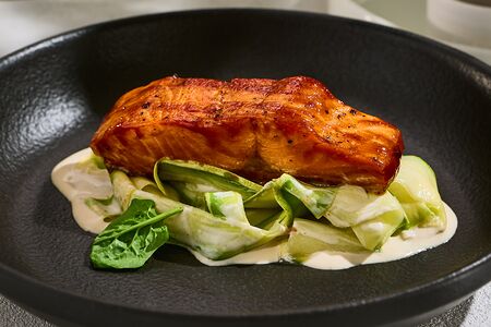 Стейк из лосося с лингвини в сливочном соусе 