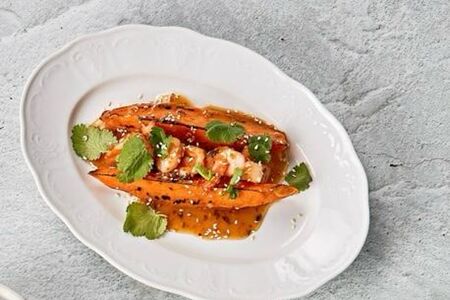 Креветки с бататом и кунжутно-медовым соусом