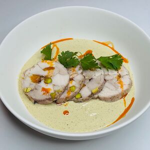 Куриный рулет в соусе баже 