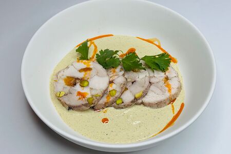 Куриный рулет в соусе баже 