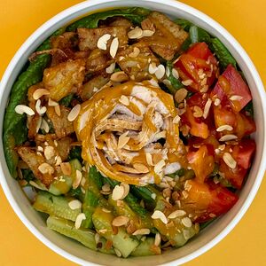 Салат с курицей и соусом Манго-Чили