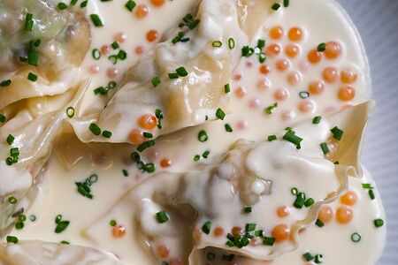 Равиоли с андаманскими креветками в соусе с красной икрой