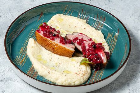 Утиная грудка с ягодным соусом с кремом из сельдерея