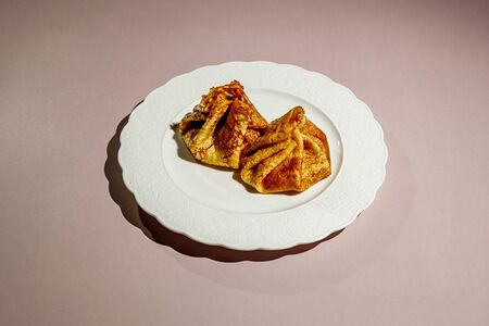 Блинный ларчик с мясом, луком и сыром 