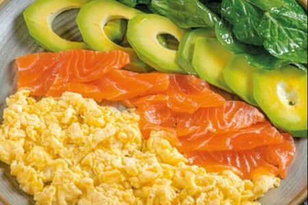 Скрембл с семгой, авокадо и шпинатом