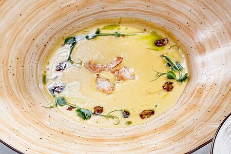 Крем-суп из тыквы с креветками и молочной пенкой