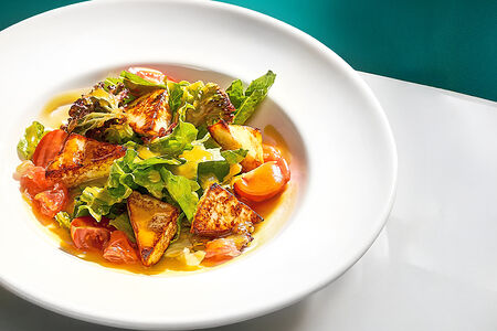 Салат с жареным сыром и помело в манговом соусе