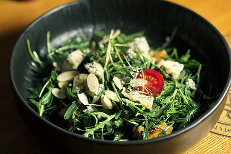 Салат с инжиром и сыром бри