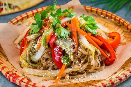 Удон с сезонными овощами и грибами шиитаке