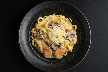 Феттуччине с курицей и грибами 