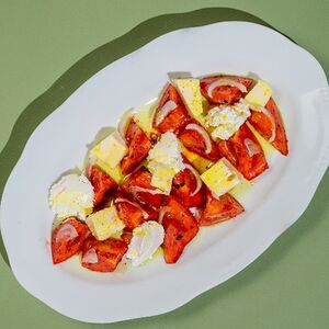 Узбекские помидоры с крымским луком и молодым сыром