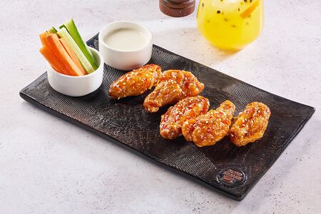 Куриные крылья с овощными палочками