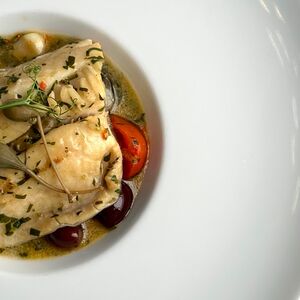 Угольная треска в винном соусе с каперсами и оливками