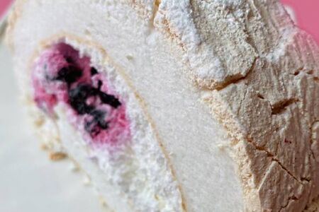 Рулет меренговый со смородиновой начинкой