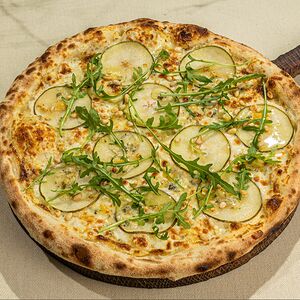 Пицца груша и горгонзола