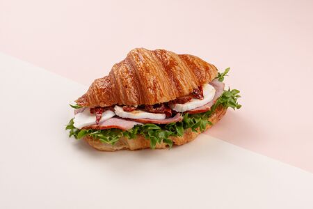 Круассан с говядиной и моцареллой