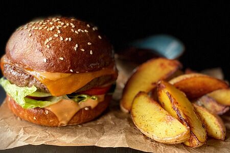 Бургер с запеченным картофелем