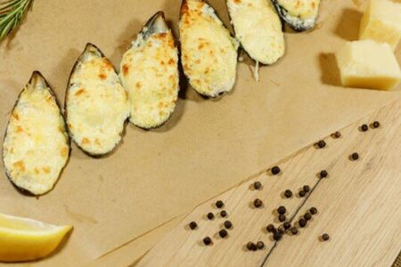 Мидии, запеченные в сырном соусе  