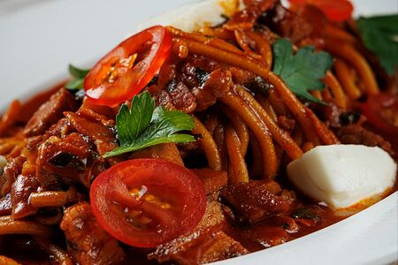 Спагетти со свининой и красным вином