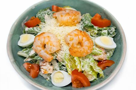 Салат Цезарь с креветками