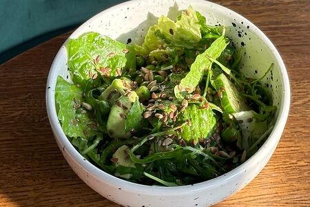 Зеленый салат с артишоками