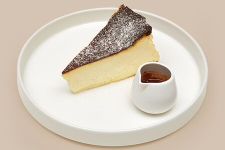 Чизкейк Сан-Себастьян с тёплым шоколадом