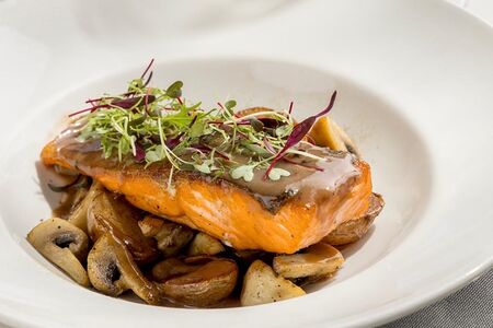 Стейк мурманского лосося с картофелем, грибами и клюквенным соусом 