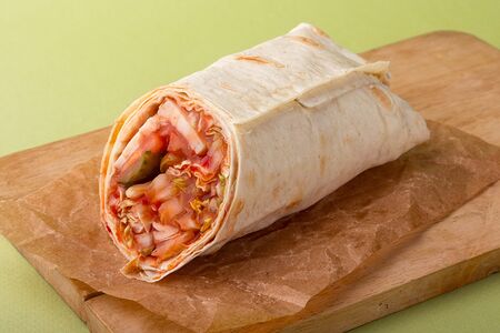 Рап с курицей и соусом сальса