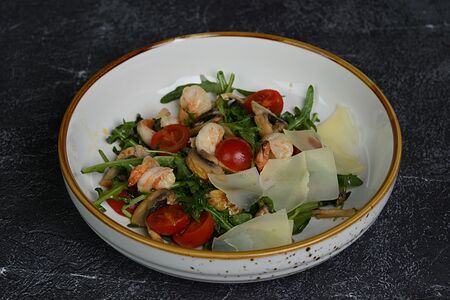 Салат с тигровыми креветками