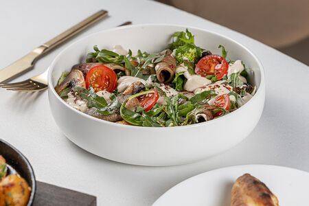 Салат с языком и соусом тоннато 