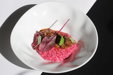 Ризотто свекольное с телячьими щечками