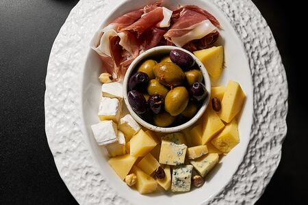 Тарелка к вину